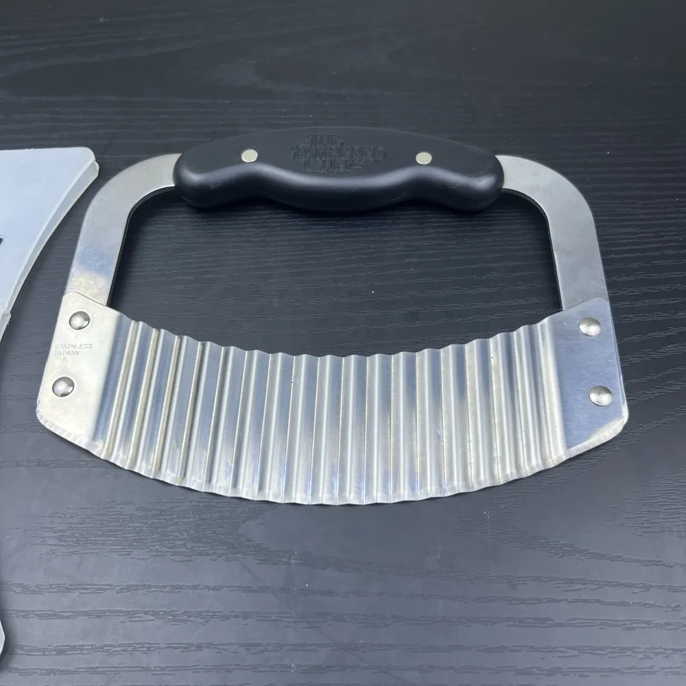 Pampered Chef Crinkle Cutter w/ Safety Guard Stainless Steel Wavy Slicer Chopper